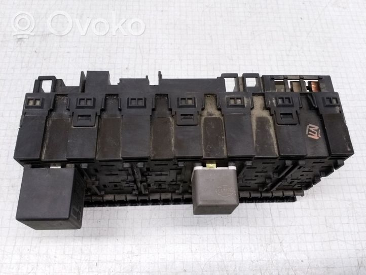 Volkswagen PASSAT B4 Module de fusibles 357937039