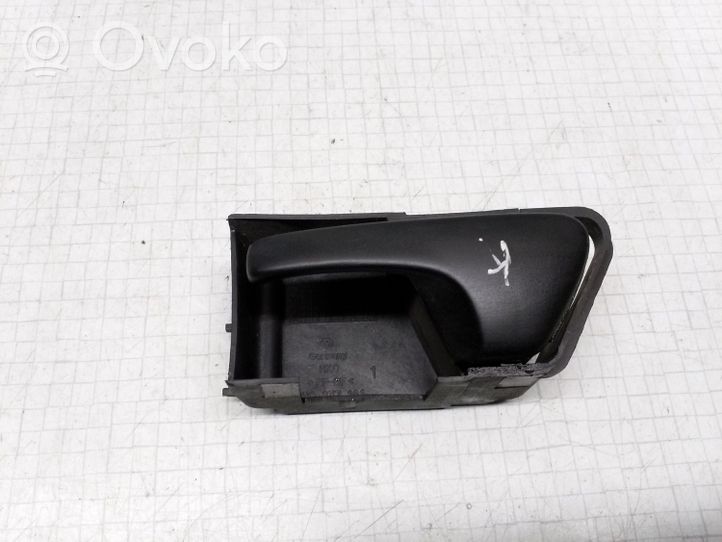 Volkswagen Golf III Poignée inférieure de porte avant 1H0837141