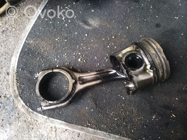 Ford Fiesta Piston avec bielle P141