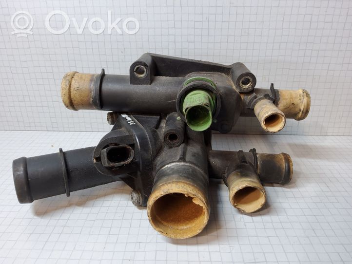 Volkswagen Golf IV Boîtier de thermostat / thermostat 06A121513A