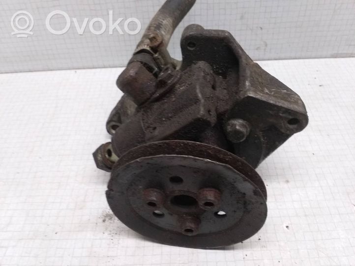 Volkswagen PASSAT B4 Supporto di montaggio della pompa del servosterzo 028145523F