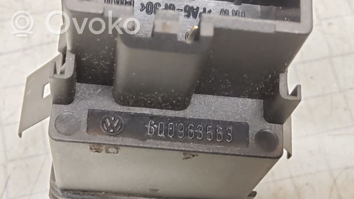 Volkswagen Polo IV 9N3 Przełączniki podgrzewania foteli 6Q0963563