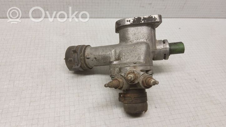 Audi A3 S3 8L Boîtier de thermostat / thermostat 038121133A