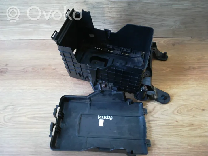 Skoda Octavia Mk2 (1Z) Vassoio scatola della batteria 1K0915333
