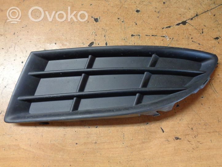 Skoda Fabia Mk2 (5J) Etupuskurin alempi jäähdytinsäleikkö 5J0807367