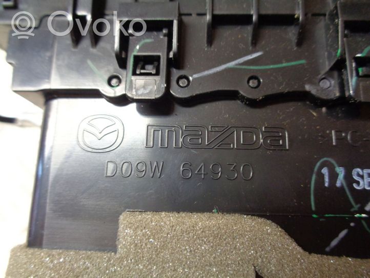Mazda 2 Dysze / Kratki środkowego nawiewu deski rozdzielczej D09W64930