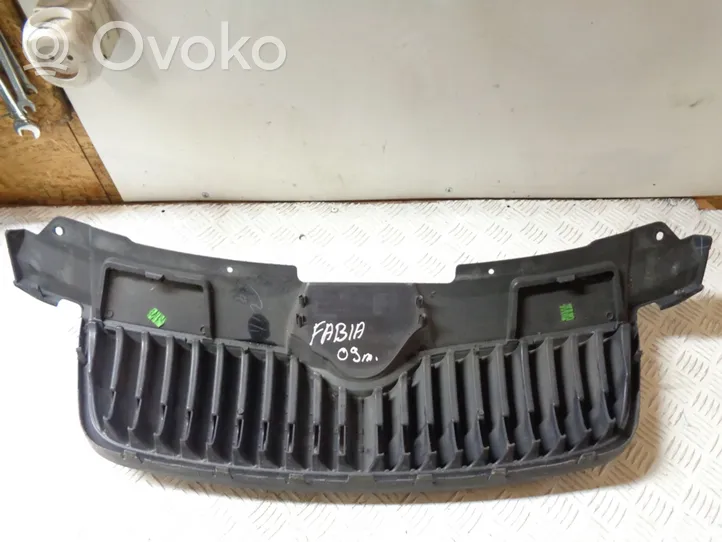 Skoda Fabia Mk2 (5J) Maskownica / Grill / Atrapa górna chłodnicy 5J0853668