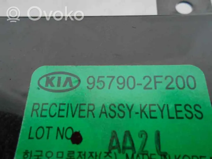 KIA Cerato Oven keskuslukituksen ohjausyksikön moduuli 957902F200