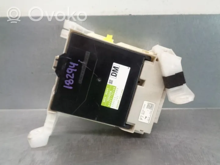 Lexus CT 200H Module de fusibles 8922176100