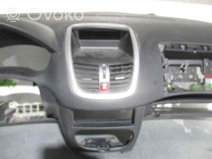 Peugeot 206+ Tableau de bord 824720