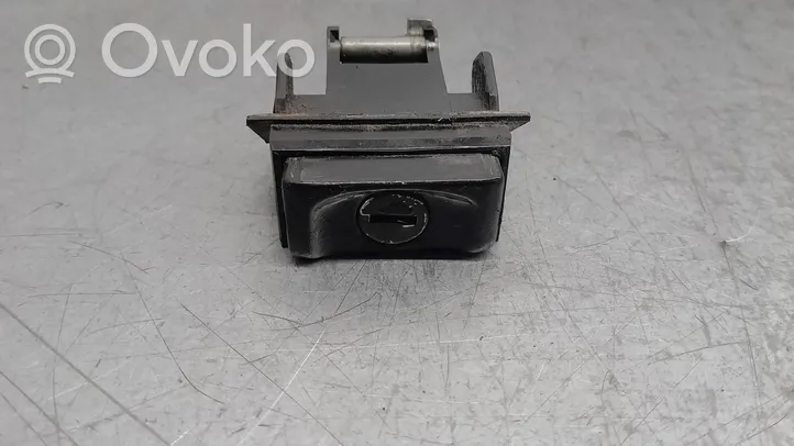 Volkswagen Golf II Tailgate lock latch 327827539