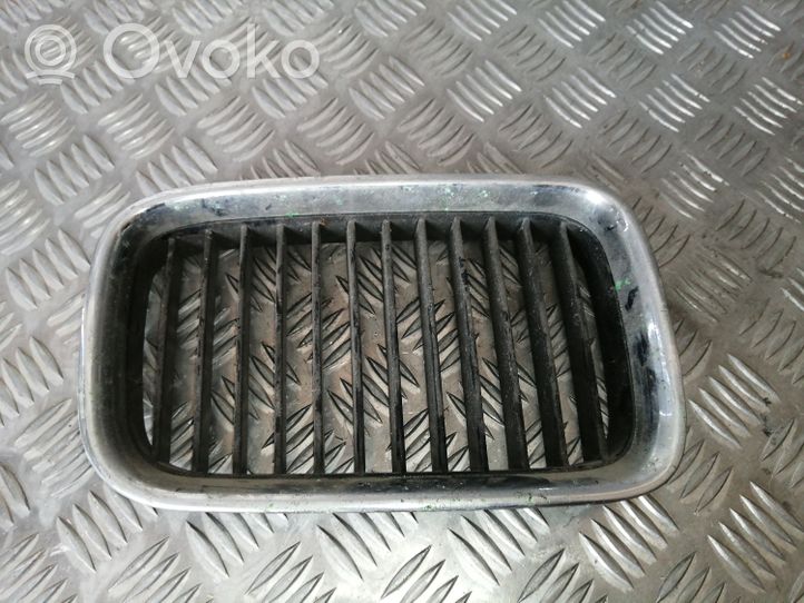 BMW 3 E36 Grille de calandre avant 8122238