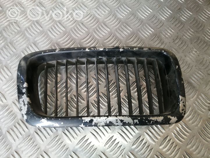 BMW 7 E38 Grille de calandre avant 8125816