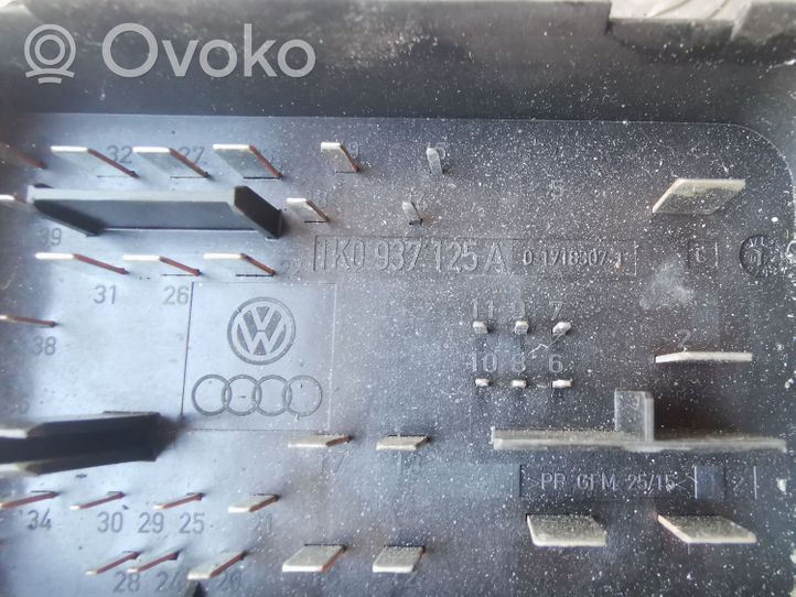 Volkswagen Golf V Ramka / Moduł bezpieczników 1K0937125A