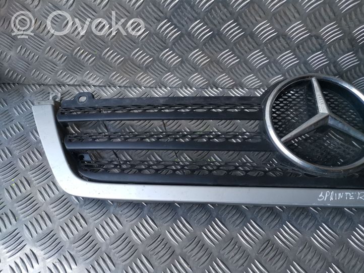 Mercedes-Benz Sprinter W901 W902 W903 W904 Maskownica / Grill / Atrapa górna chłodnicy A9018800385