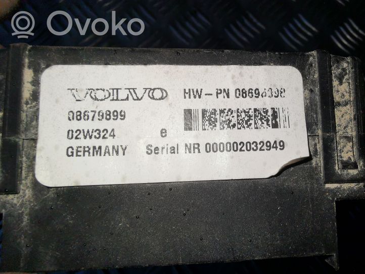 Volvo V70 Ramka / Moduł bezpieczników 08679899