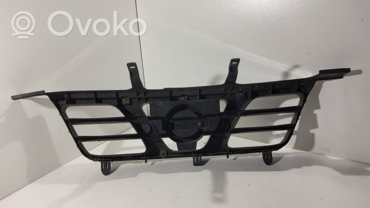 Nissan X-Trail T30 Grille calandre supérieure de pare-chocs avant 623108H700