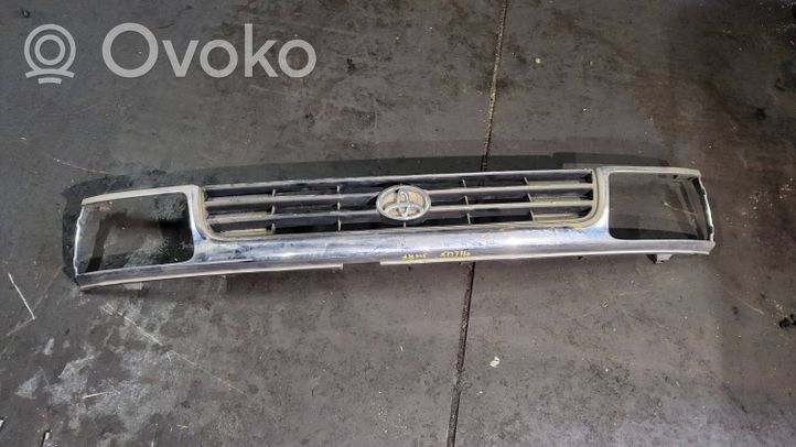 Toyota Hilux (N80, N90, N100, N110) Grille calandre supérieure de pare-chocs avant 5310035210