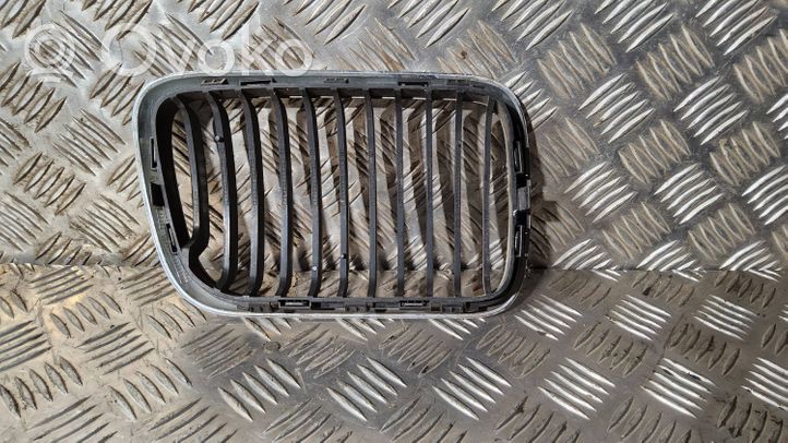 BMW 3 E36 Grille calandre supérieure de pare-chocs avant 51138195093