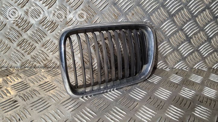 BMW 3 E36 Grille calandre supérieure de pare-chocs avant 51138195093