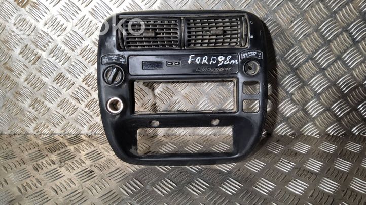 Ford Explorer Radion/GPS-laitteen pääyksikön kehys F77B7804302