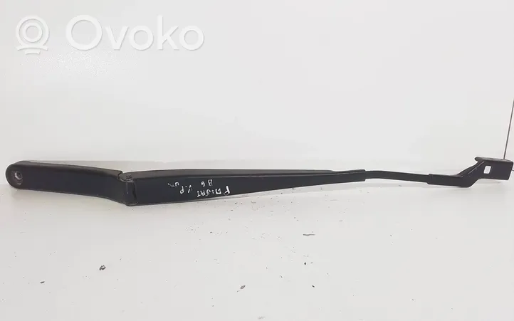 Volkswagen PASSAT B6 Priekinio stiklo valytuvų kojelė 3C2955410C