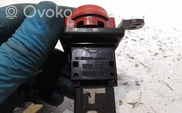 Nissan Almera Tino Botón interruptor de luz de peligro 06016