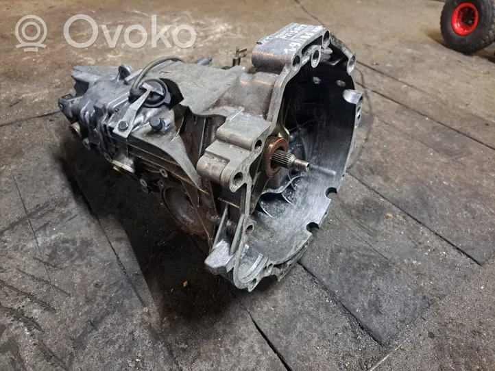 Volkswagen PASSAT B5.5 Mechaninė 5 pavarų dėžė 012301103T