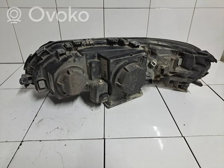 Volvo V70 Lampa przednia 89008794