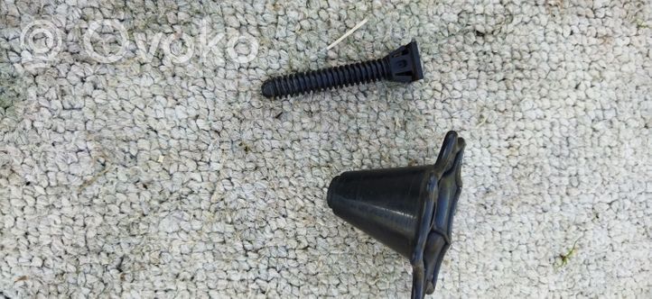 Opel Astra G Supporto di montaggio ruota di scorta 90127938