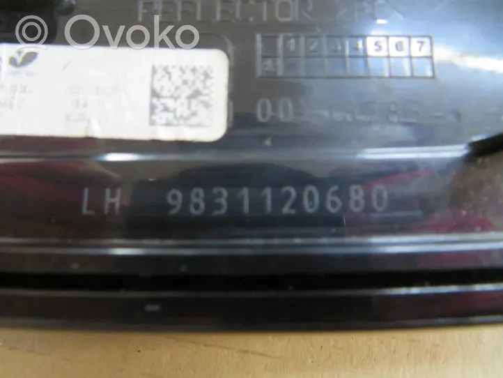 Citroen C4 III e-C4 Takaluukun takavalot 9831120680