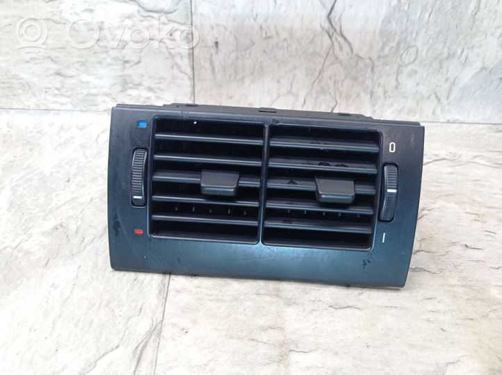 BMW 5 E39 Aizmugurējā gaisa - ventilācijas reste 8376150