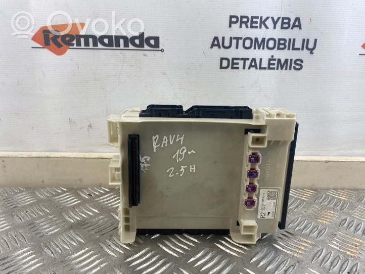 Toyota RAV 4 (XA50) Module de fusibles 8273042890