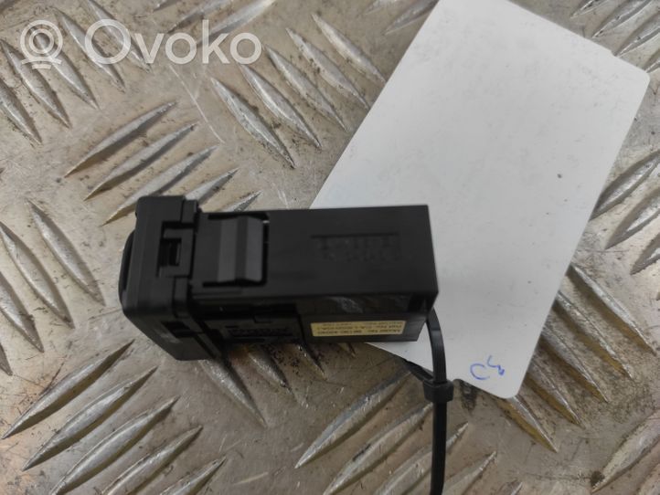 Toyota RAV 4 (XA40) Gniazdo / Złącze USB 8619042040