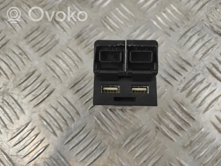 Toyota RAV 4 (XA50) Connecteur/prise USB 8553233020