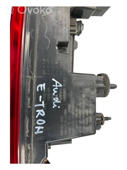 Audi e-tron Lampy tylnej klapy bagażnika 4KE945095D