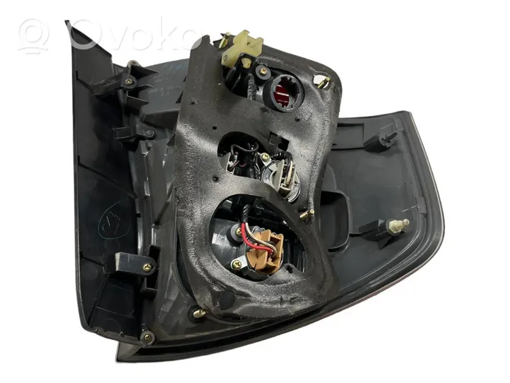 Subaru Legacy Luci posteriori 22020806