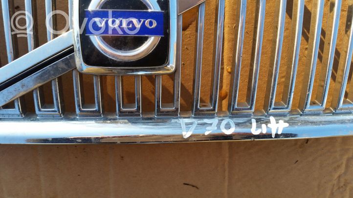 Volvo V70 Grotelės viršutinės 08693346