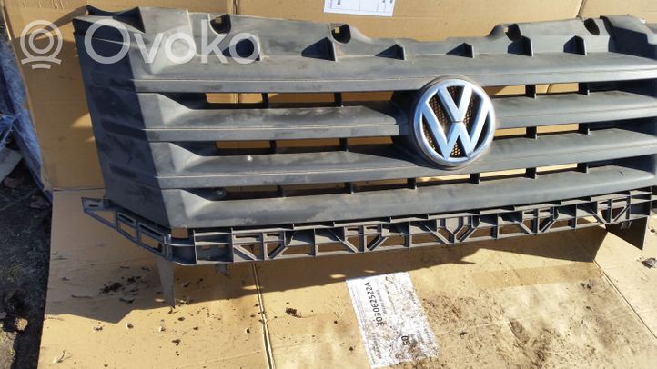 Volkswagen Crafter Etupuskurin ylempi jäähdytinsäleikkö 2E0853653
