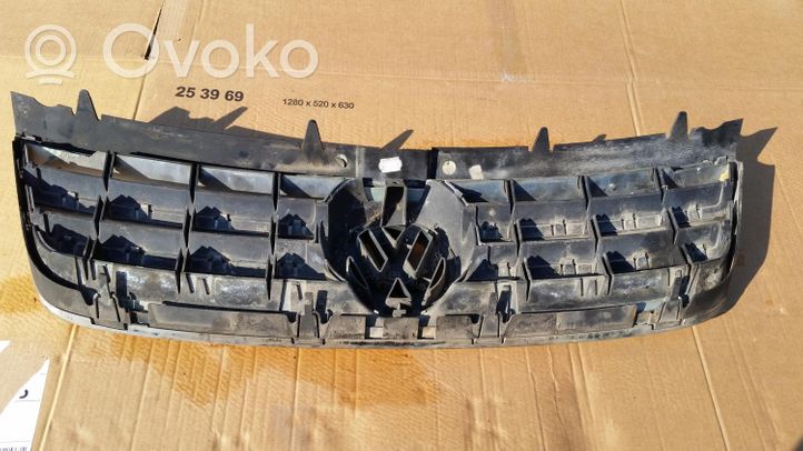 Volkswagen Touareg I Grille calandre supérieure de pare-chocs avant 