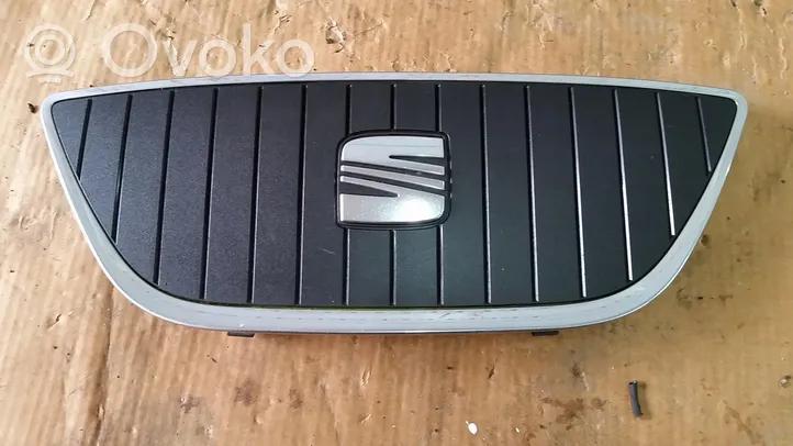 Seat Ibiza I (021A) Grille calandre supérieure de pare-chocs avant 6J0853654B