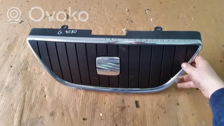 Seat Ibiza I (021A) Grille calandre supérieure de pare-chocs avant 6J0853654B