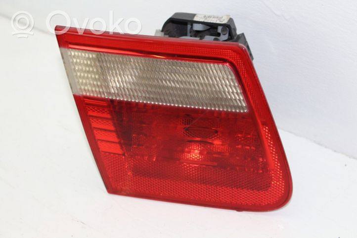 BMW 3 E46 Lampy tylnej klapy bagażnika 8368759