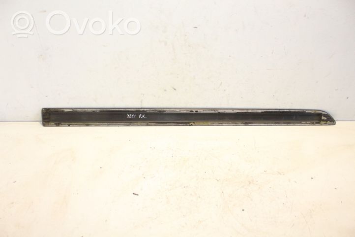 Skoda Yeti (5L) Moulure de porte avant 5L0853515