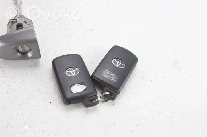 Toyota Auris E180 Užvedimo raktas (raktelis)/ kortelė 