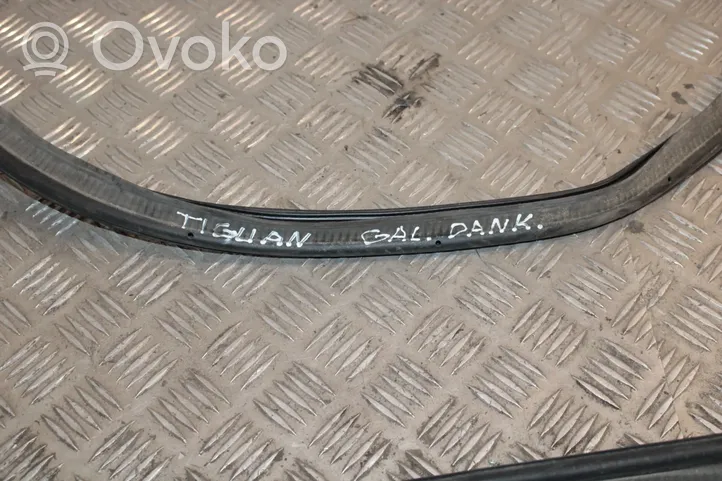 Volkswagen Tiguan Trunk rubber seal (body) 5N0827705