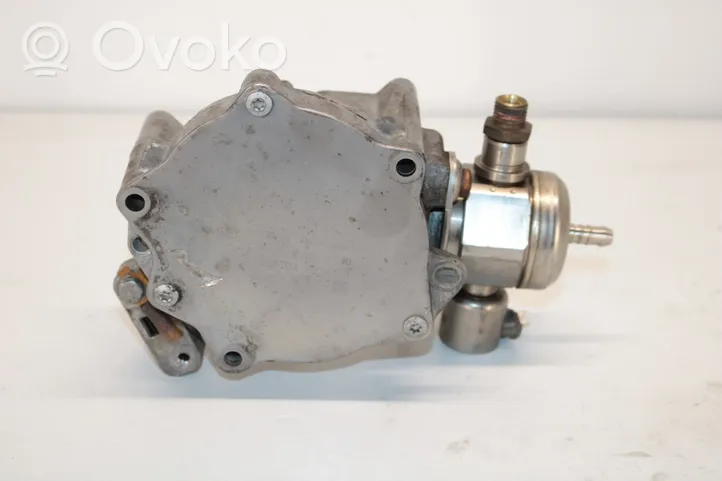 Volkswagen PASSAT B7 Fuel injection high pressure pump 06H127025M