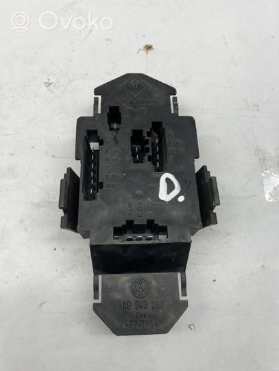 Volkswagen PASSAT B3 Element lampy tylnej 3A9945257