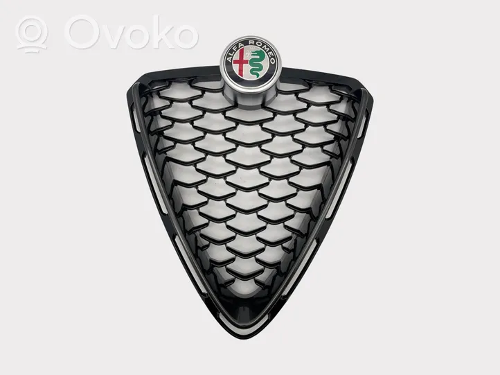Alfa Romeo Stelvio Maskownica / Grill / Atrapa górna chłodnicy 156172304