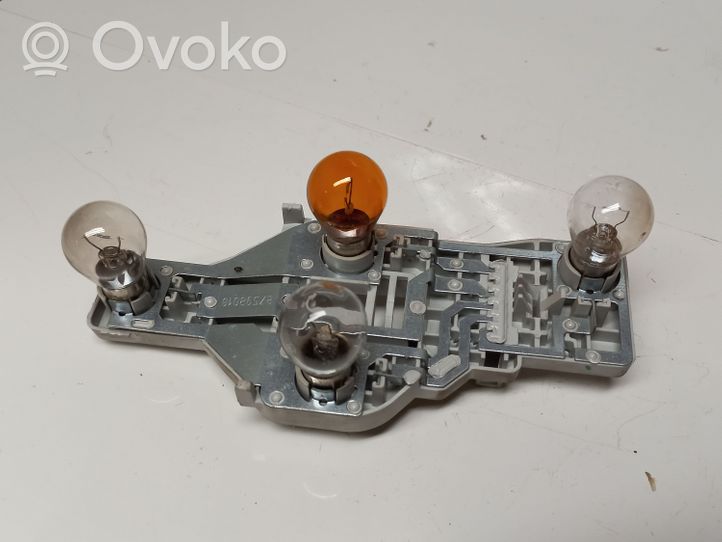 Skoda Octavia Mk2 (1Z) Takavalon polttimon suojan pidike 1Z9945258